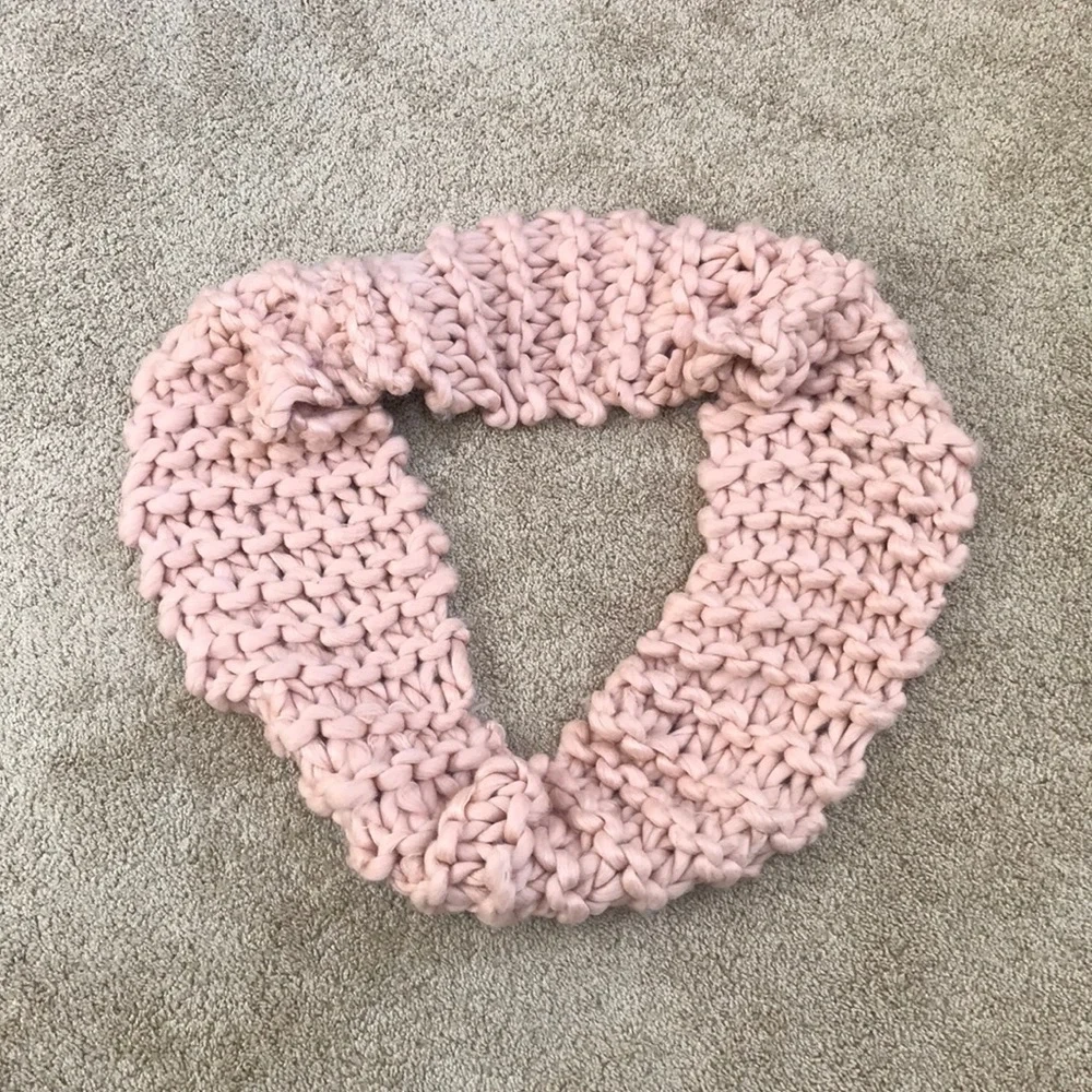 New! VINCE CAMUTO O/S Blush interwoven thick scarf